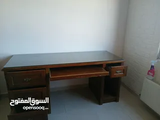  3 مكتب وخزانه فوق المكتب
