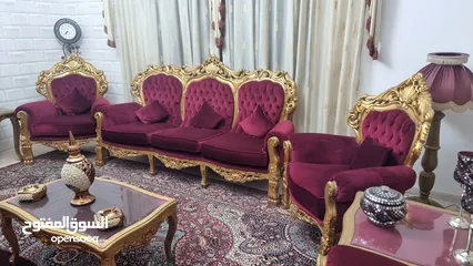  1 طقم صالون بحالة ممتازة  مكون من 9 مقاعد مع طاولة مستطيلة كبيرة و طاولتين جانبيتين