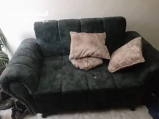  6 طقمين كنب وشاشه وقيزر