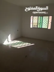  5 شقه غير مفروشه للايجار