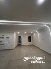  7 شقة فارغة - ام السماق - 3نوم 1ماستر - ارضية - ترسات خارجية - موقع مميز