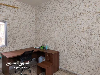  9 بيت ثلاث طوابق كل طابق مدخل منفصل مع برنده واسعه مع ارض 650 متر مزروعه شجر كبير مثمر بسعر 45000  JD
