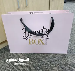  19 علب وصناديق كريمات وغيرها