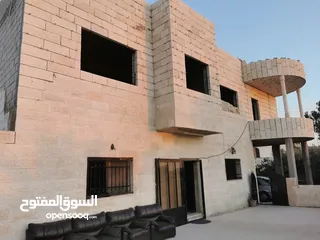  7 بيت مستقل موقع مميز ومنطقة هادئة   للبيع بسعر مناسب