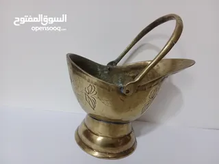  21 وعاء تقليدي مصنوع يدويا يستخدم لحمل الفحم أو الحطب مزخرف برسومات أنتيك قديم جدا لون ذهبي