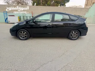  4 تويوتا بريوس بحاله ممتازه