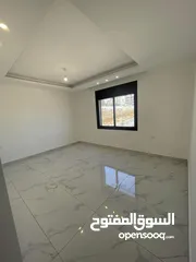  21 شقة ارضية للبيع في الجبيهة 145م + 50م ترس وكراج مستقل (شقتين في الطابق) على 3 شوارع من المالك