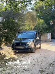  5 بيجو بارتنر تيبي 2016 . 6+1 ركاب  فرش جلد . تنجيد ارضيه . نظام صوت ، سيارة ناقصها الصلاة عالنبي