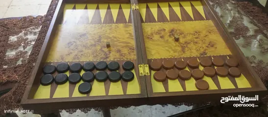  1 طاولة زهر و شطرنج بحالة ممتازة
