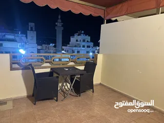  4 غرف وشقق فندقية نظيفة على البحر وبجانب السوق، موقع ممتاز، مطاعم، موقف عام، بلكونات، انترنت، مكيفات.