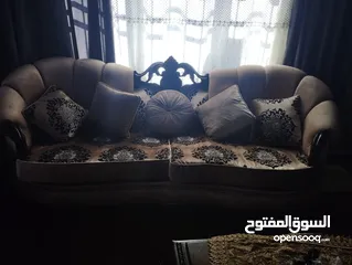  3 طقم كنب فاخر وطاولة سفره مع كراسيها