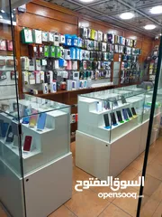  9 بتارين عرض اجهزه خلويه عدد 3 + بترينة عرض طويله+ مكتب خشب لاتيه تفصيل وضعهم جديد للبيع
