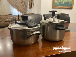  3 طنجره ضغط فرنسيه سيب اصليه مقاس 8 لتر استعمال خفيف جدا لا يوجد خدش أو طعج  لاكن الصفاره ليست موجوده