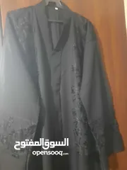  8 مانطو اسود ورمادي وهاد يلي بلصورة وعدة اشياء وفي تنتين مو ديلهم متل العباءة سحاب