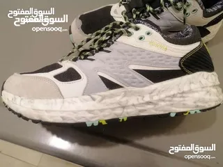  1 حذاء رياضي اصلي نوع hoka نظيف جدا كأنه مش ملبوس نمرة 42 نعل فوم بسعر 15 د نهايته