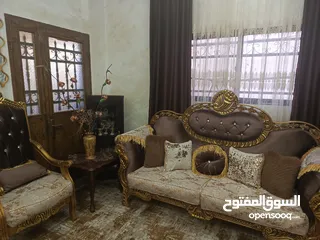  2 طقم كنب بحالة الجديد للبيع مكون من سبع مقاعد . اسفنج جديد وقماش جديد ونظيف