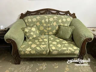  5 طقم كنب ضيوف مقاعد عدد 9 بحاله ممتازه مع طقم طاولات