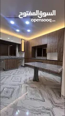  21 شقه طابقيه اربع غرف نوم الزرقاءالجديده شارع الونك  خلف فندق الجوابره مع مطبخ للبيع