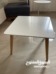  9 طاولة غرفة جلوس مع سكملات " عدد 2" لون أبيض وبحالة ممتازة، والسعر يشمل التوصيل