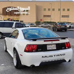  2 Ford mustang GT 2000