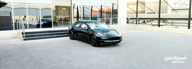  6 تيسلا 2023 model 3 فحص كامل اوتوسكور لون اسود ملوكي داخلي ابيض بحالة الوكالة بسعر لقطة ومحروووق
