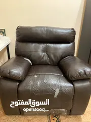  1 كرسي مستعمل مشكلته فقط الجلد