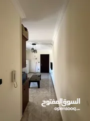  1 من المالك ستوديو  مفروش للايجار/مقابل البوابه الرئيسيه للجامعه الاردنيه وخلف محطه جوبترول مباشره.