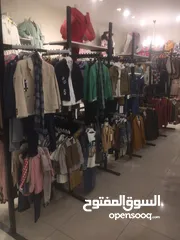  4 استدان ملابس عرض منتصف محل