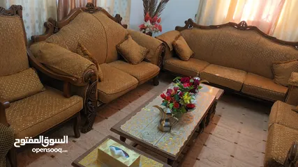  4 طقمين كنب فاخر....طقم كلاسيك لون عسلي  خشب قوي جدا يتسع ل 9 أشخاص