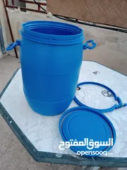  4 برميل بلاستيك او دبية.