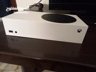  2 اكس بوكس سيريس اس بسعر لقطه ونضيف مع يد اصليه ما فيها أي عطل تواصل عن طريق سوق المفتوح