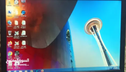 1 شاشه كمبيوتر داخلها سماعات