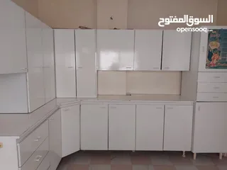  3 شقة للبيع في الزرقاء شبه طابق ارضي خمس درجات للطابق الاول موقع مميز، الله يطرح البركة لصاحب النصيب.