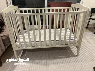  2 سرير أطفال chicco بحاله ممتازه للبيع