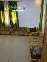  1 جلسه ارضيه مساحة 4.5في5.5بحاله جيدة  +كنب  بني8مقاعد  بحاله جيدة  بسعر حرق وفي مجال للسعر  للجادين