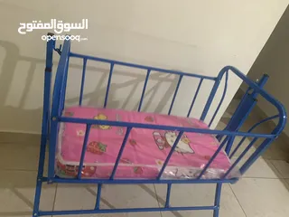  2 سرير اطفال مع فرشة ( استخدام بسيط جدا حوالي شهرين)