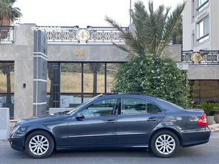  8 مرسيدس 2009 E200 بانوراما   استخدام شخصي  فل كامل وفحص كامل   وعداد قليل ((100 الف كم فقط