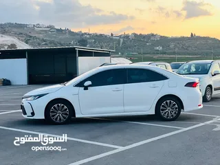  22 تيوتا كورولا هايبرد ترخيص 2022 فل بدون فتحة مميزة  ماتور 1800cc ( بنزين + كهرباء) 170Hp