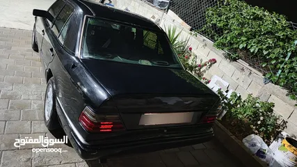 13 مرسيدس المميزة للبيع أو البدل  لـ E 200 موديل 1993 الطراز الرسمي Mercedes-Benz E E200 (W124)