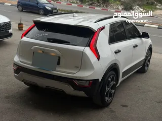  5 كيا نيرو لون ابيض