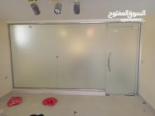  15 تركيب السيكوريت والمرايا وجميع أعمال الزجاج والألمنيوم بجودة عالية"