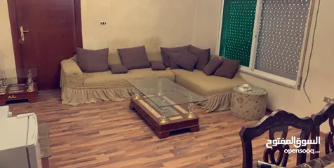  24 شقة ارضية مع ترس كبير مفروشة بجبل الحسين للإيجار