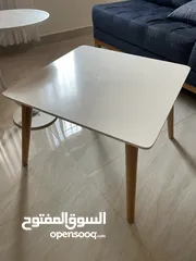  4 طاولة غرفة جلوس مع سكملات " عدد 2" لون أبيض وبحالة ممتازة، والسعر يشمل التوصيل