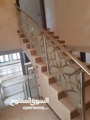  12 متخصصون في جميع أعمال السيكوريت وقواطع المكاتب والزجاج والمرايا