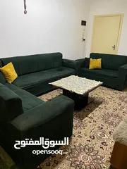  2 كنب وطاولة وخزانة تلفزيون ومروحة