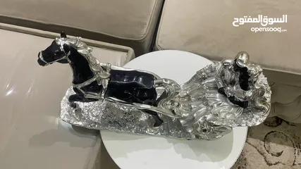  4 مسجم فاخر منزلي مستعمل للبيع — مجسّم فاخر لحصان وعربة كلاسيكية – قطعة ديكور أنيقة