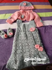  3 طقم كروشيه فاخر شغل يدوي 4 قطع: طاقية، جكيت قصير، فستان، كلكول.  لون سكني وزهري.