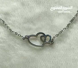  1 اسوارة ستيل مع تعليقة قلوب حب