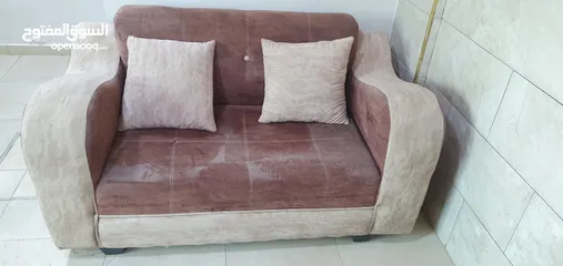  1 طقم كنب مكون من سبع مقاعد مع طاوله وسط بحاله جيدة