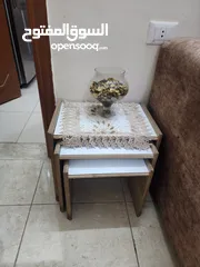  6 طقم كورنر  لون بني  مع طاوله وسط مع طاوله شاشه و خزانه كنادر  العفش  مستعمله بحاله جيده